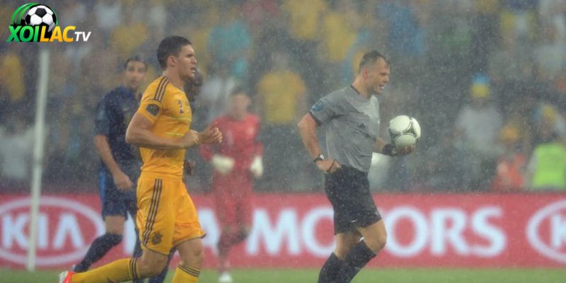 khi nao tran dau bi huy do thoi tiet xau tren san co